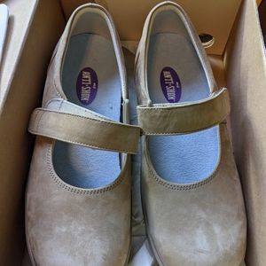 New Women's Size 9 Nubuck Leather Orthopedic Shoe